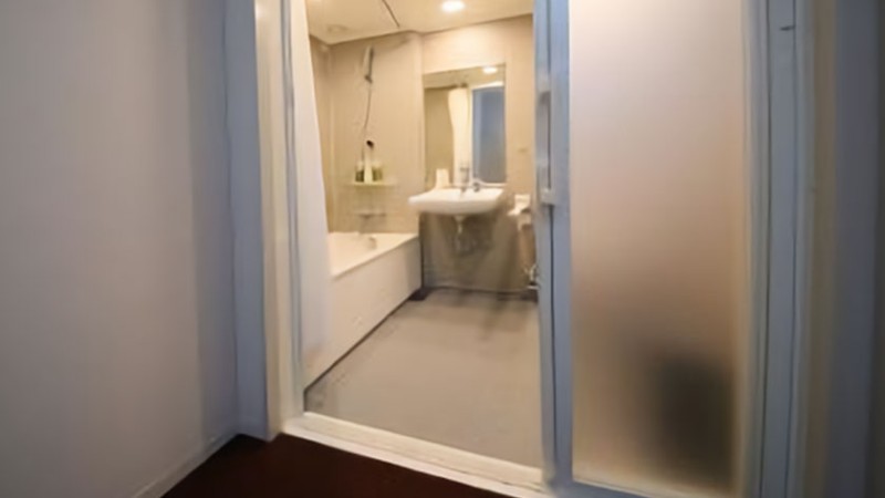 hotel-gracery-shinjuku-bathroom-door