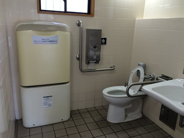 kyu yasuda teien gardens toilet 3 768x576