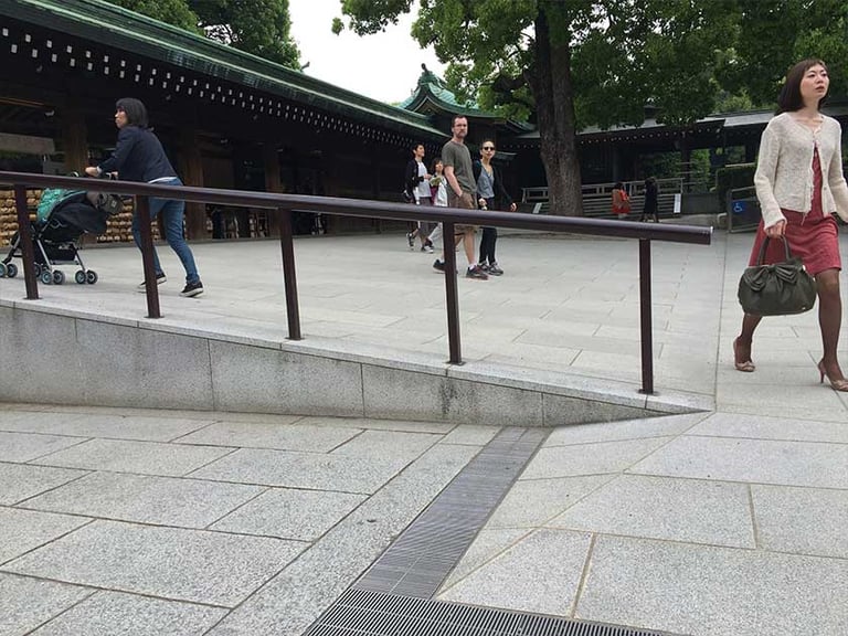 meiji jingu slope2 768x576