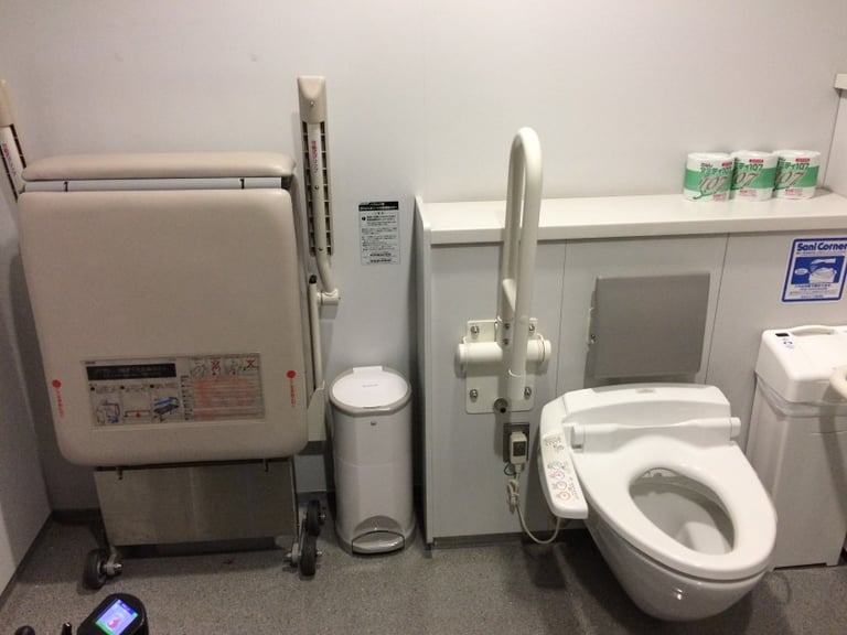 national art center tokyo toilet1 e1427267360786 768x576