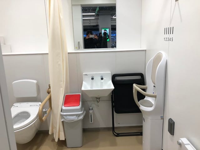Accessible toilet with curtain