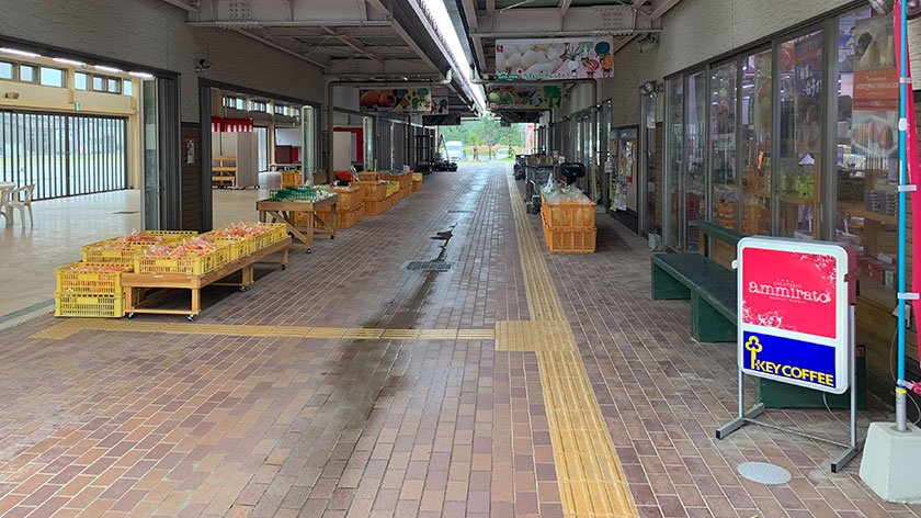 Tactile blocks between shops at Karoichi Fish Market