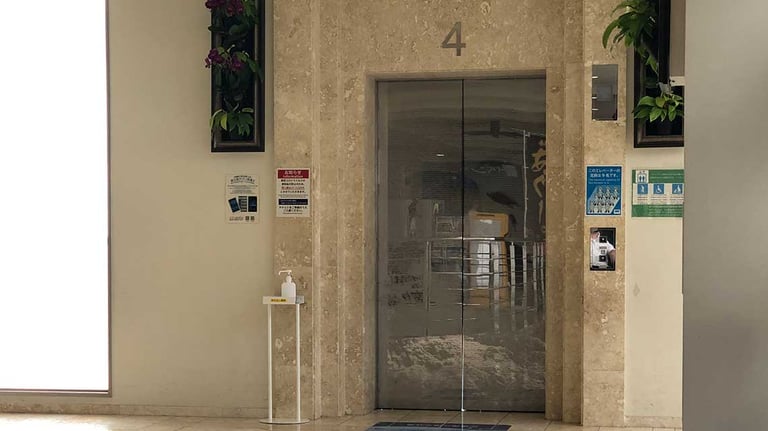 Okinawa Churaumi Aquarium inside elevator 768x432