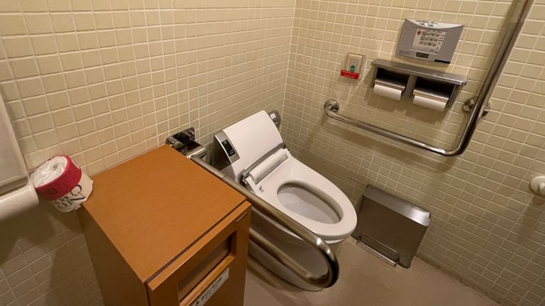 enoshima aquarium toilet 2 768x432