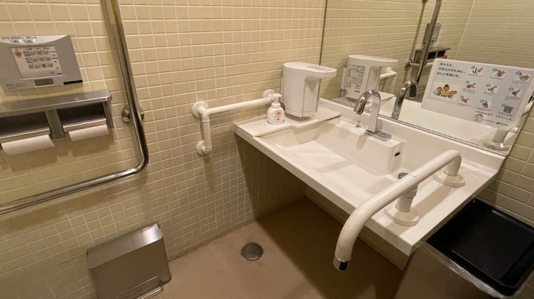 enoshima aquarium toilet 3 768x432