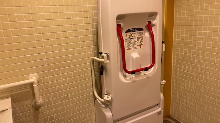 enoshima aquarium toilet 4 768x432