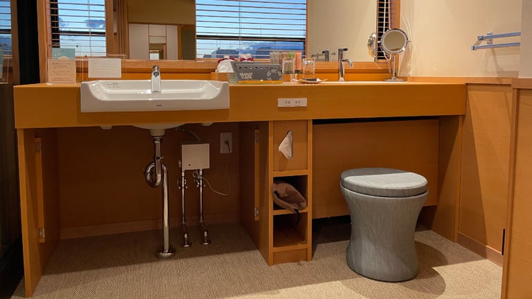 Cutaway for wheelchair access to the sink