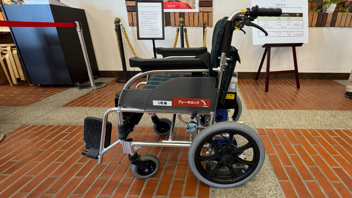 A simple wheelchair with power assistance, available for borrowing at the guest center of Kobe Nunobiki Herb Gardens.