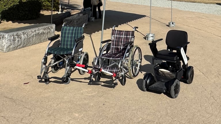 Two manual wheelchairs and a motorized wheelchair, provided by the Himeji Universal Tourism Center. Two manual wheelchairs and a motorized wheelchair, provided by the Himeji Universal Tourism Center.