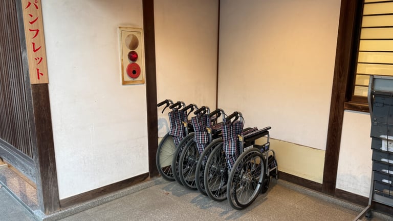 Manual wheelchairs can be borrowed for free at the entrance to the garden.
