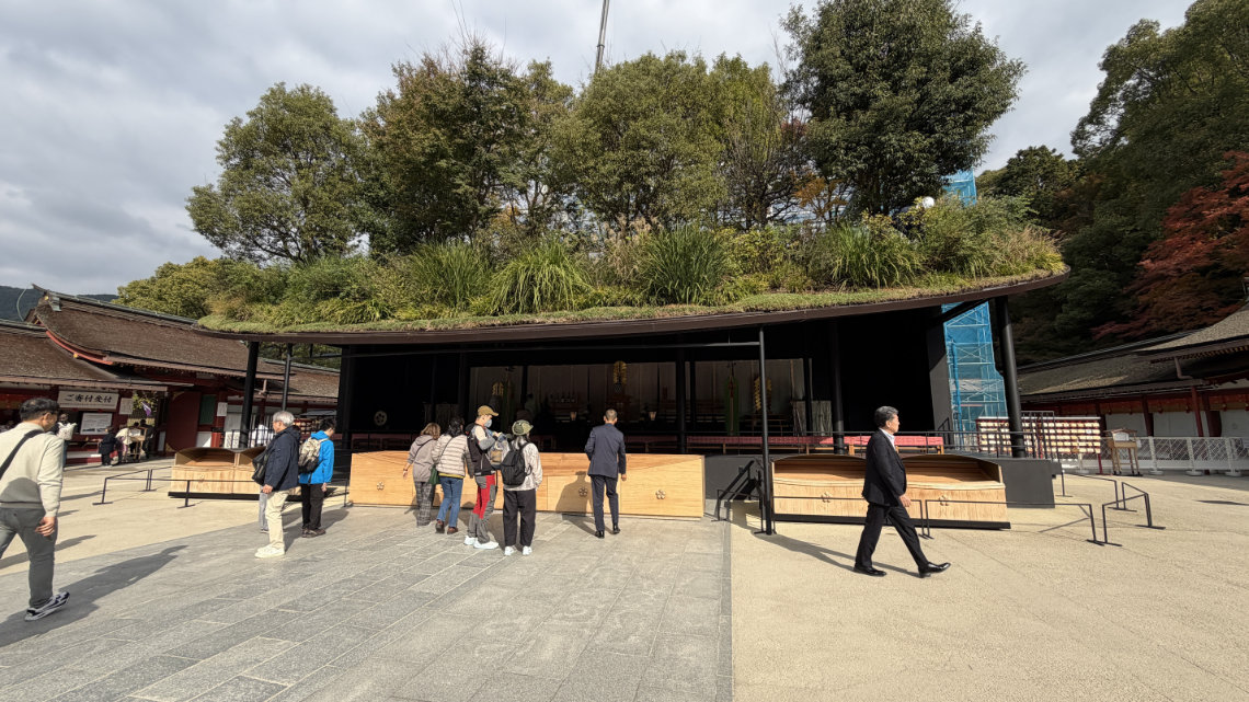 Coffee in a blue patterned cup and a red bean-filled sweet served on a tray at Kasanoie.