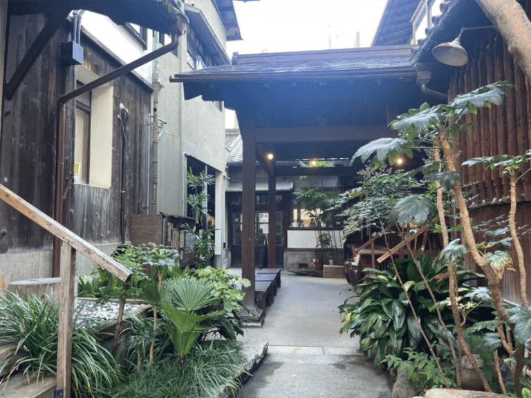 accessible karahori food tour renovated machiya garden courtyard 768x576