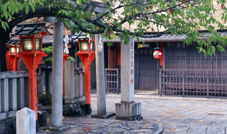 accessible kyoto pontocho tour tatsumi shrine red lanterns 768x454