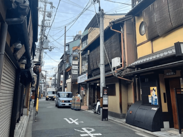 accessible kyoto pontocho tour traditional street daytime 768x576