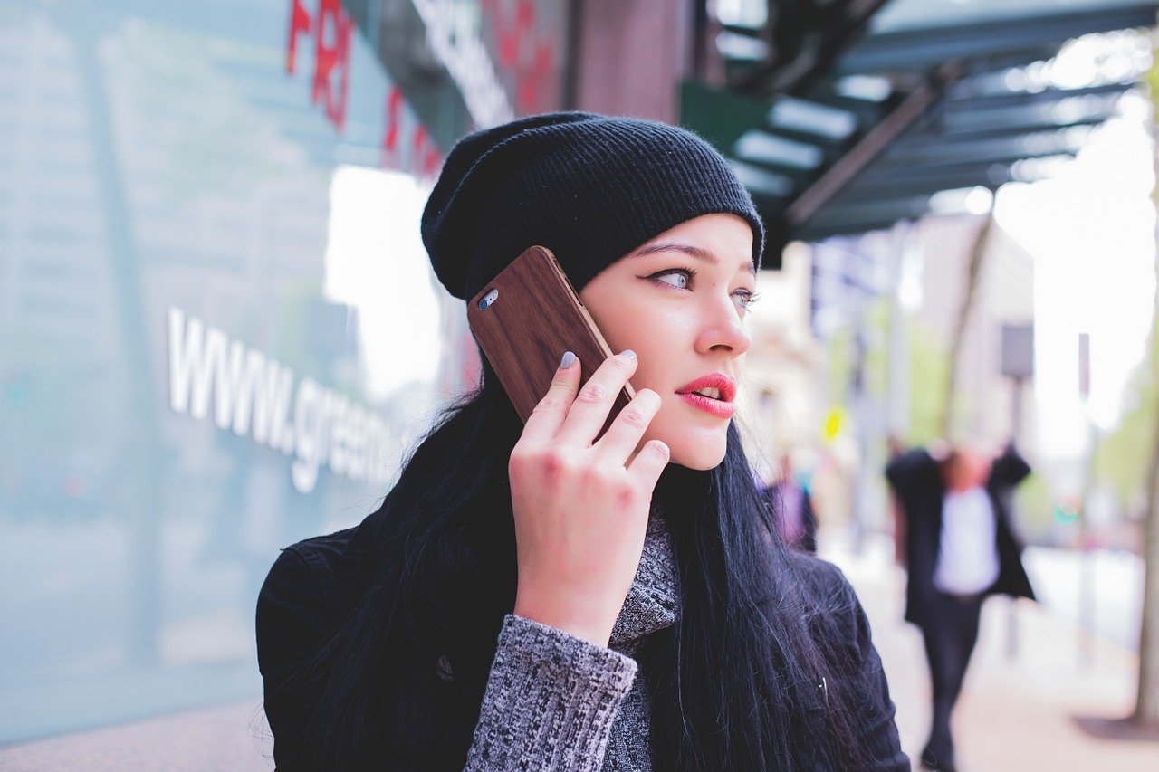 ragazza al telefono