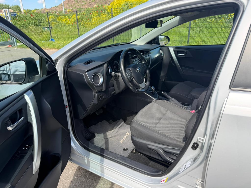 TOYOTA AURIS TOURING SPORTS - Image 12