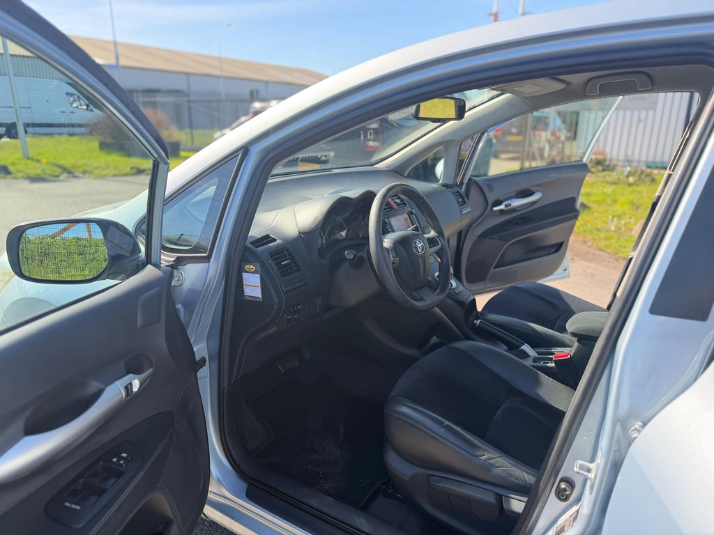 TOYOTA AURIS - Image 16