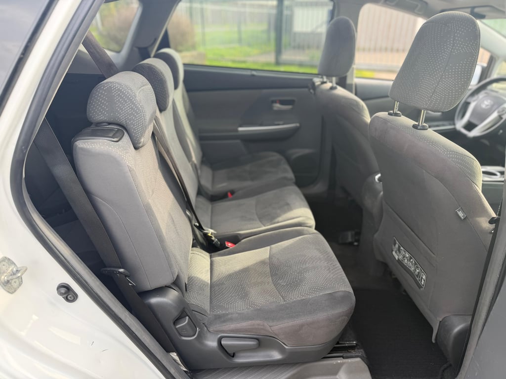 TOYOTA PRIUS WAGON - Image 17
