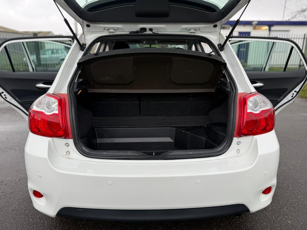 TOYOTA AURIS - Image 12