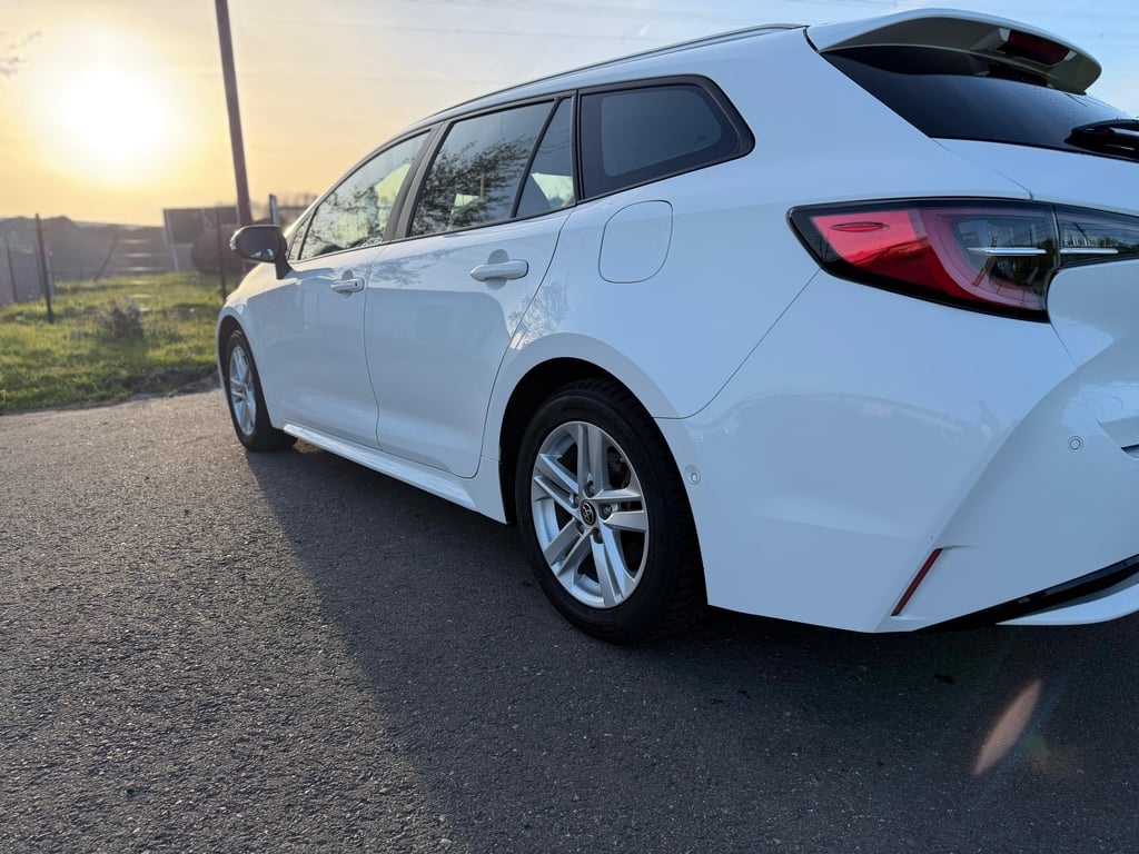 TOYOTA COROLLA TOURING SPORTS - Image 3