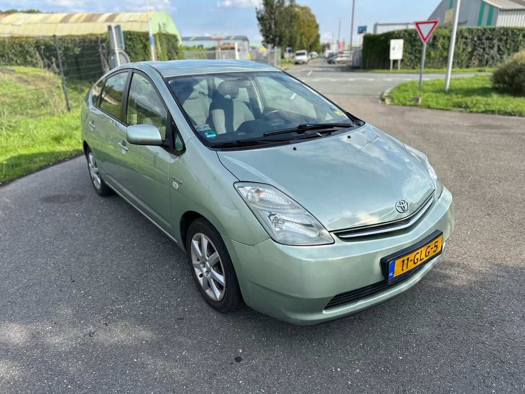 TOYOTA PRIUS - Image 3