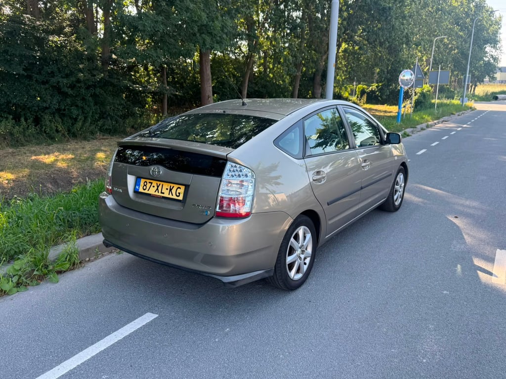TOYOTA PRIUS - Image 5