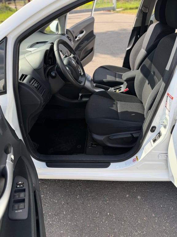 TOYOTA AURIS - Image 14