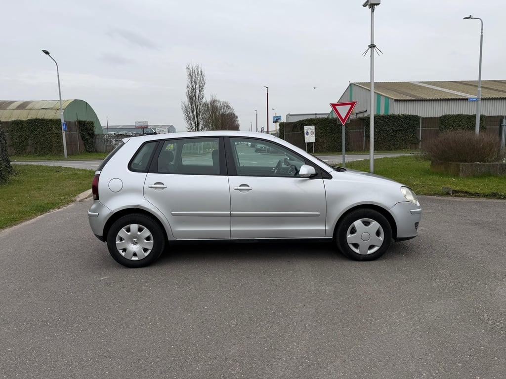 VOLKSWAGEN POLO - Image 4