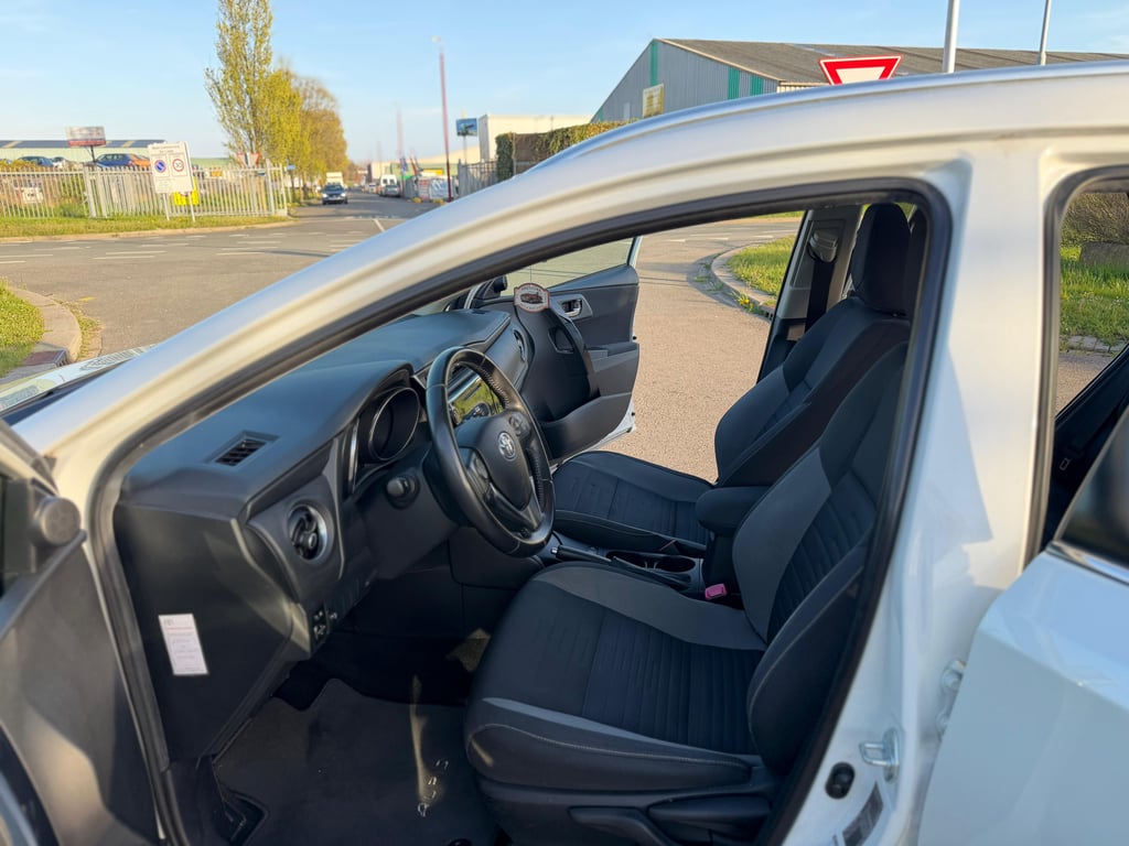 TOYOTA AURIS TOURING SPORTS - Image 16
