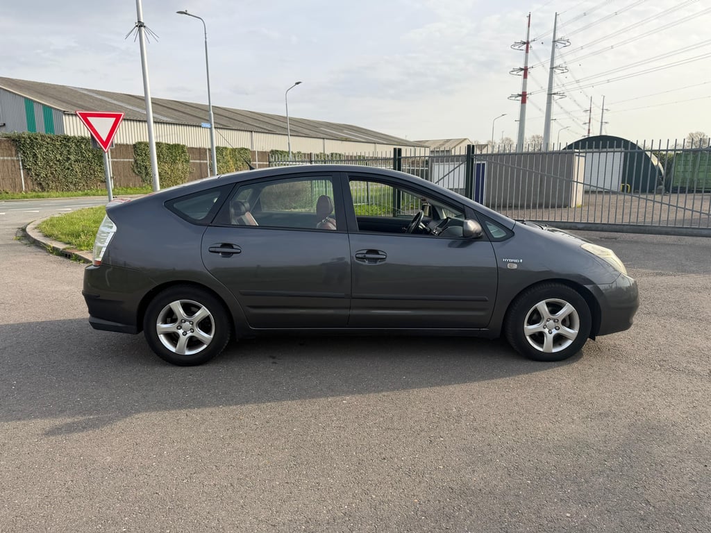 TOYOTA PRIUS - Image 7