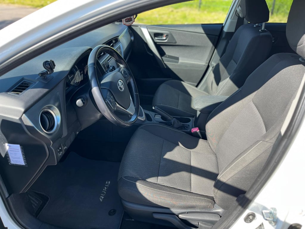 TOYOTA AURIS TOURING SPORTS - Image 15