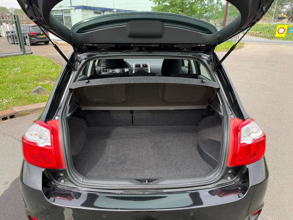 TOYOTA  AURIS - Image 10
