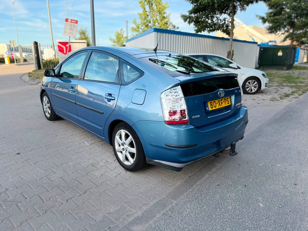 TOYOTA PRIUS - Image 5