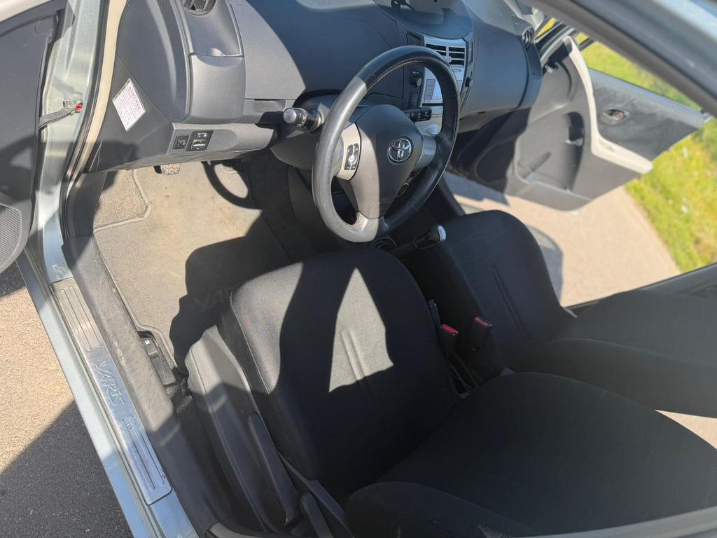TOYOTA YARIS - Image 12