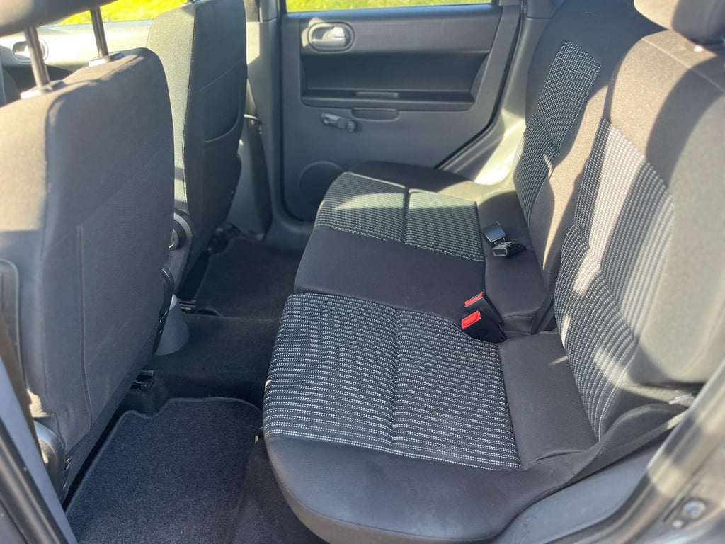 MITSUBISHI COLT - Image 9