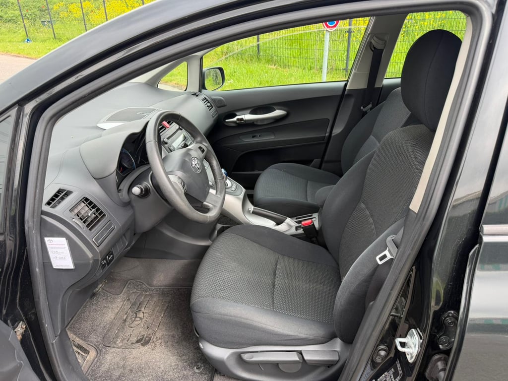TOYOTA  AURIS - Image 14