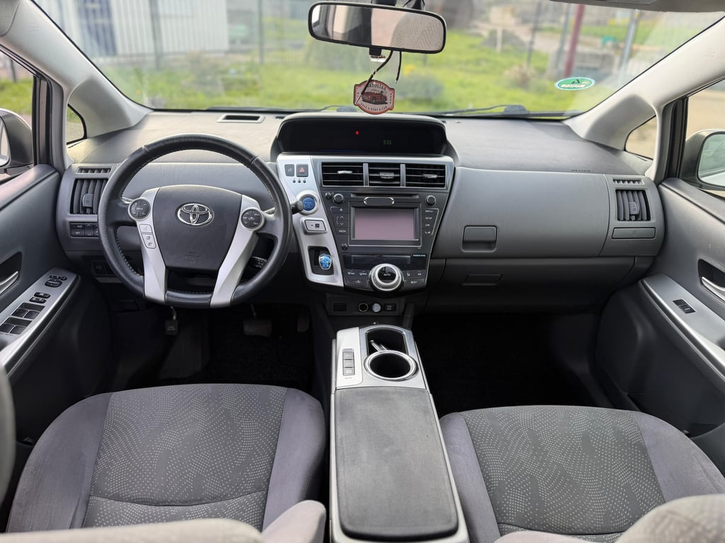 TOYOTA PRIUS WAGON - Image 16