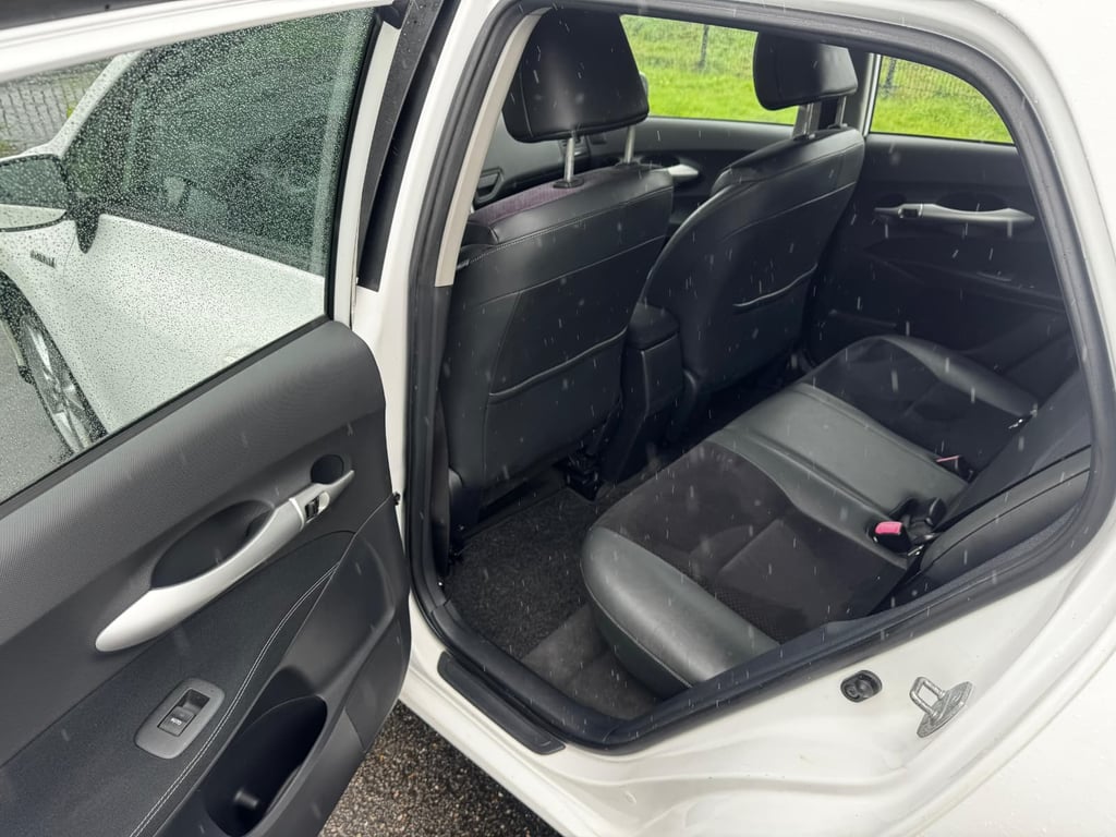 TOYOTA AURIS - Image 13