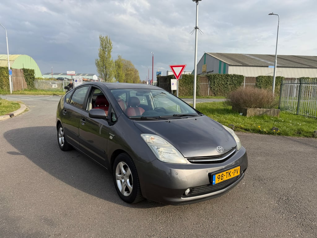 TOYOTA PRIUS - Image 2