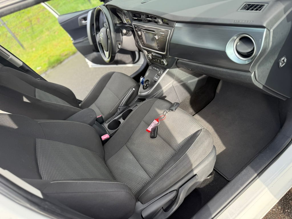 TOYOTA AURIS - Image 13