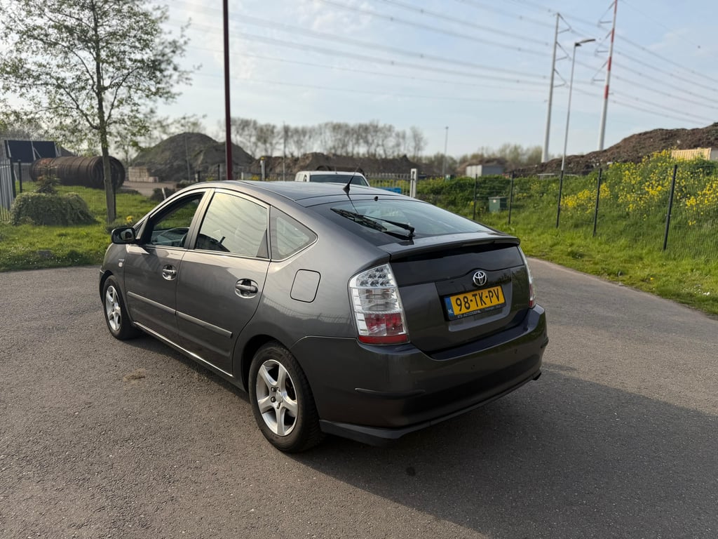 TOYOTA PRIUS - Image 8