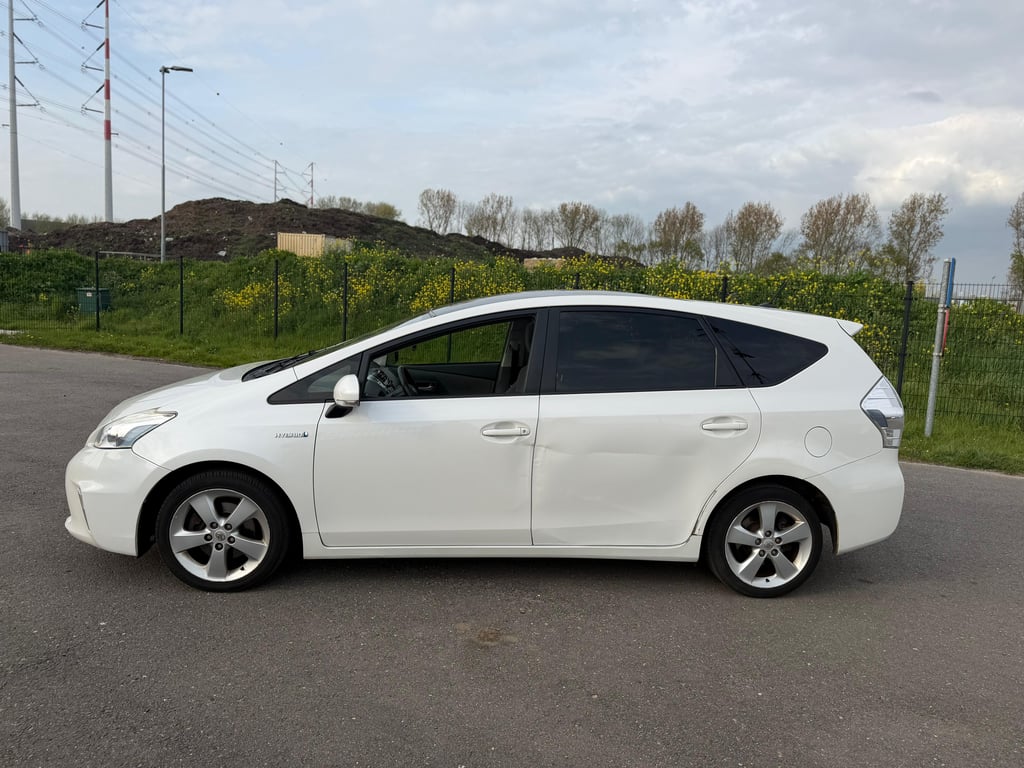 TOYOTA PRIUS WAGON - Image 4