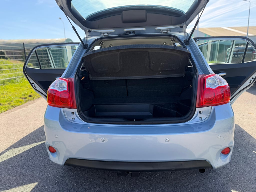 TOYOTA AURIS - Image 13