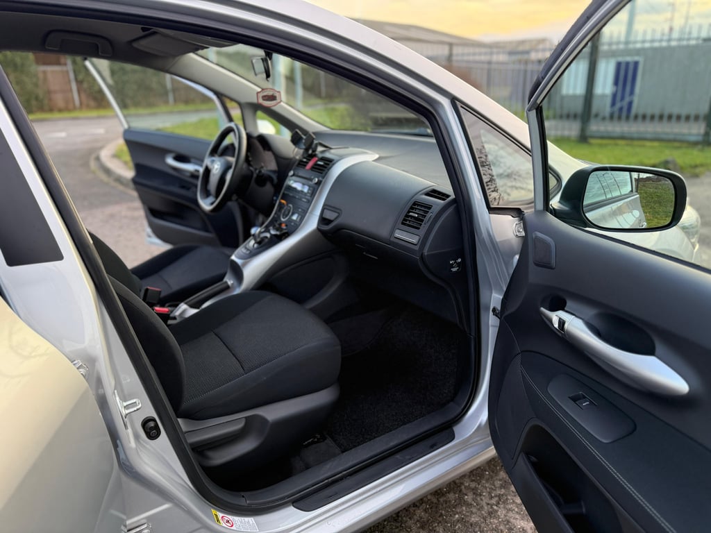 TOYOTA AURIS - Image 21