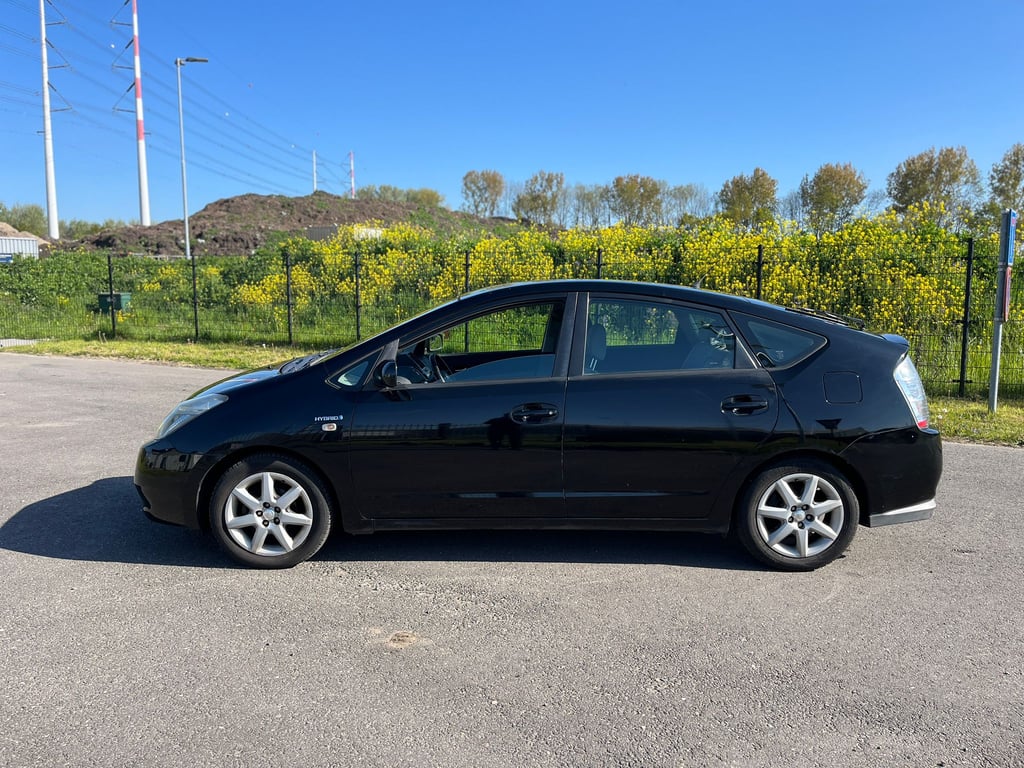 TOYOTA PRIUS - Image 4