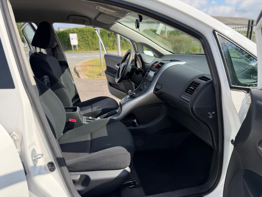 TOYOTA AURIS - Image 13