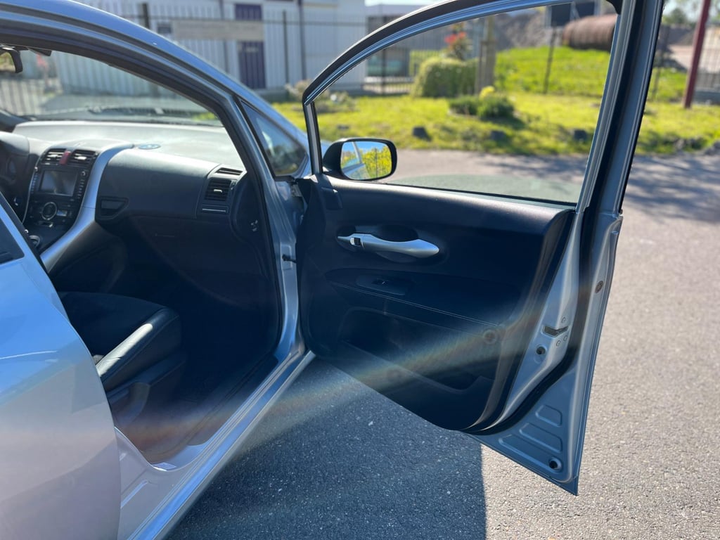 TOYOTA AURIS - Image 17