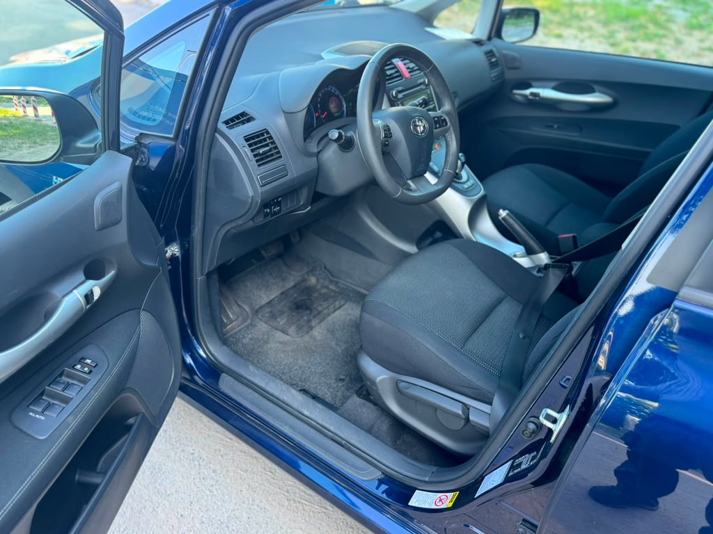 TOYOTA AURIS - Image 12