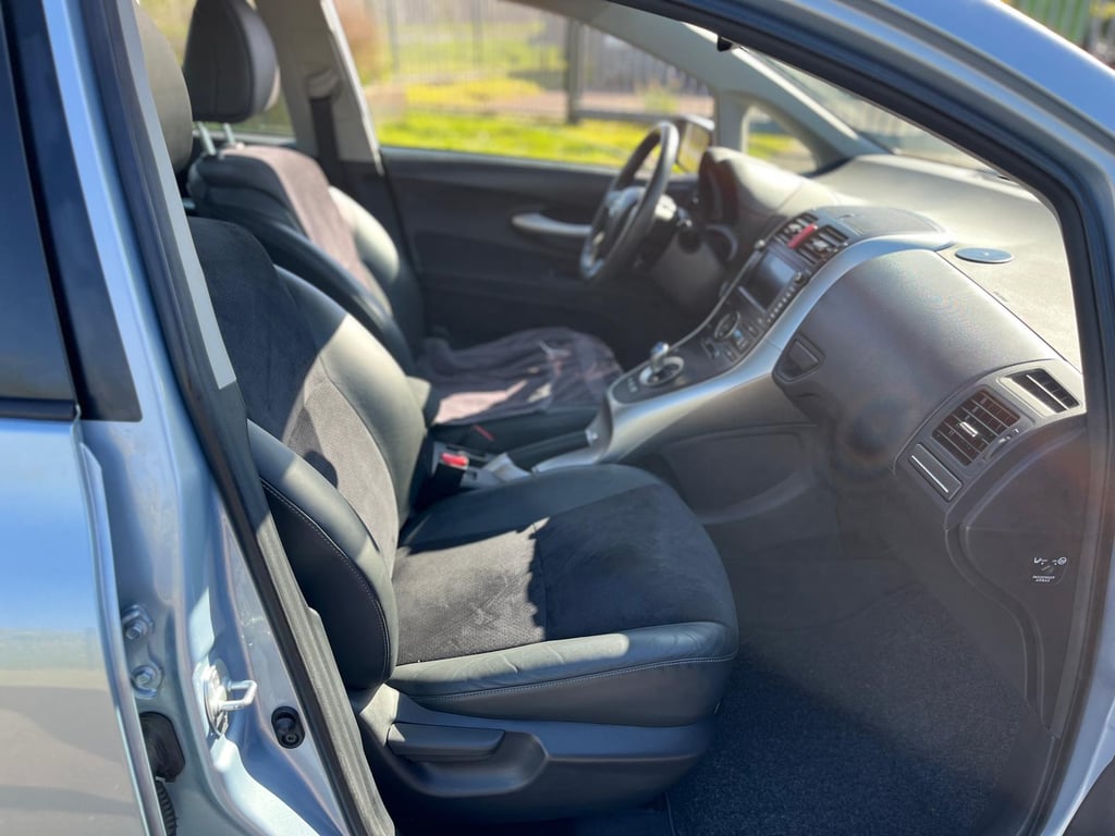 TOYOTA AURIS - Image 12