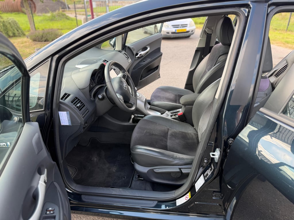 TOYOTA AURIS - Image 16